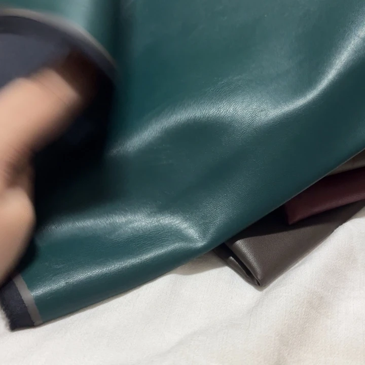 混纺墨绿色棉底皮1米。