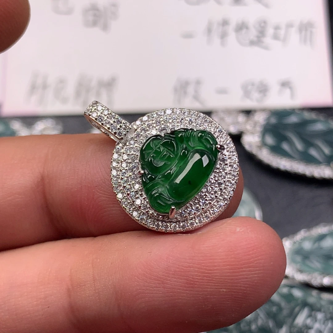 翡翠未镶嵌颈饰佛公