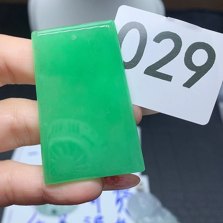 翡翠吊坠(赠链)未镶嵌