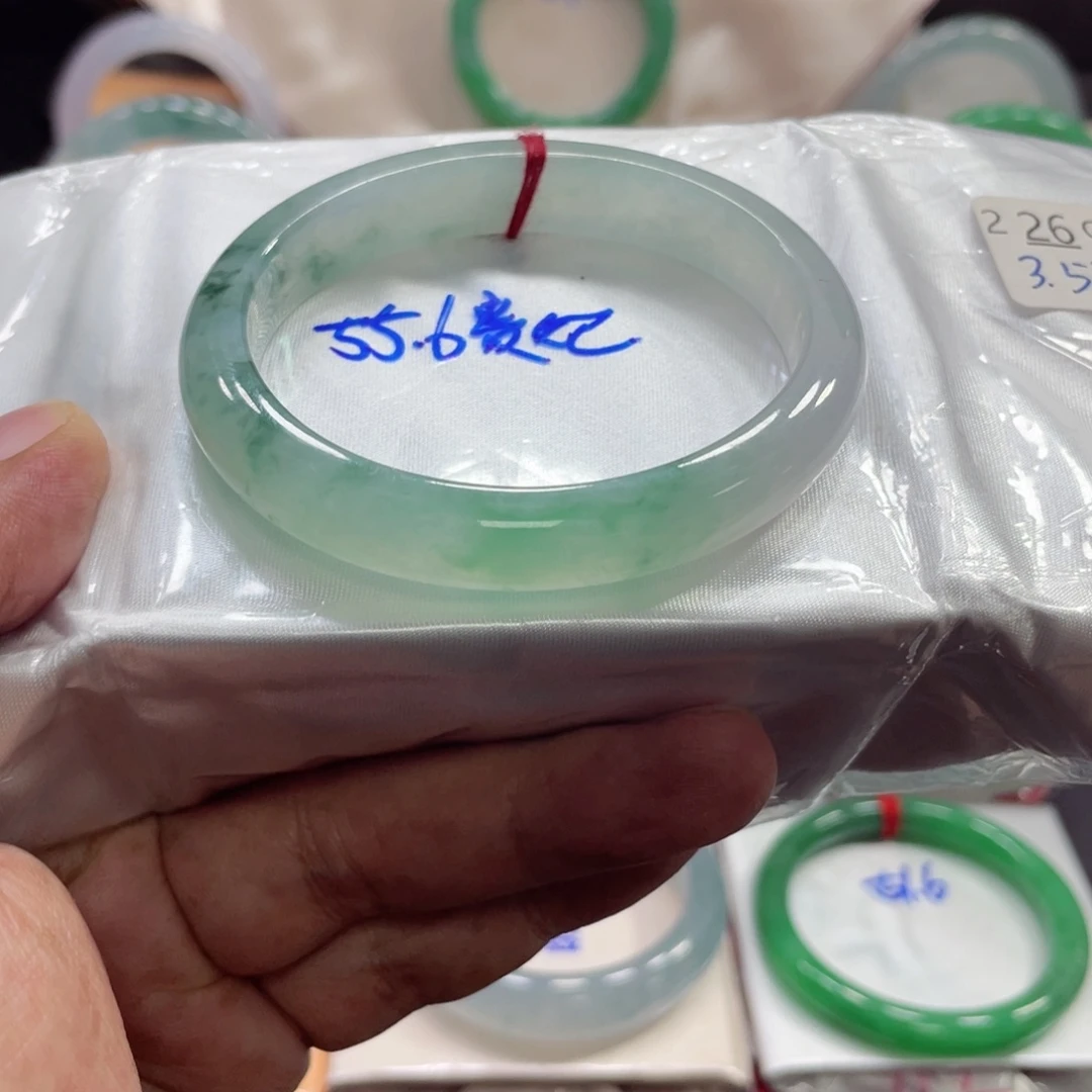 翡翠手镯未镶嵌翡翠