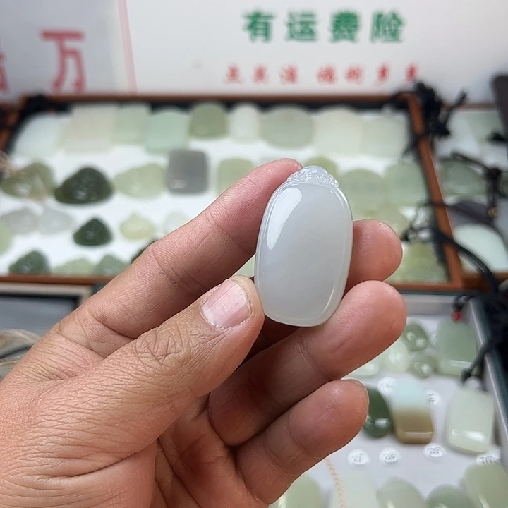 小***女和田玉未镶嵌颈饰