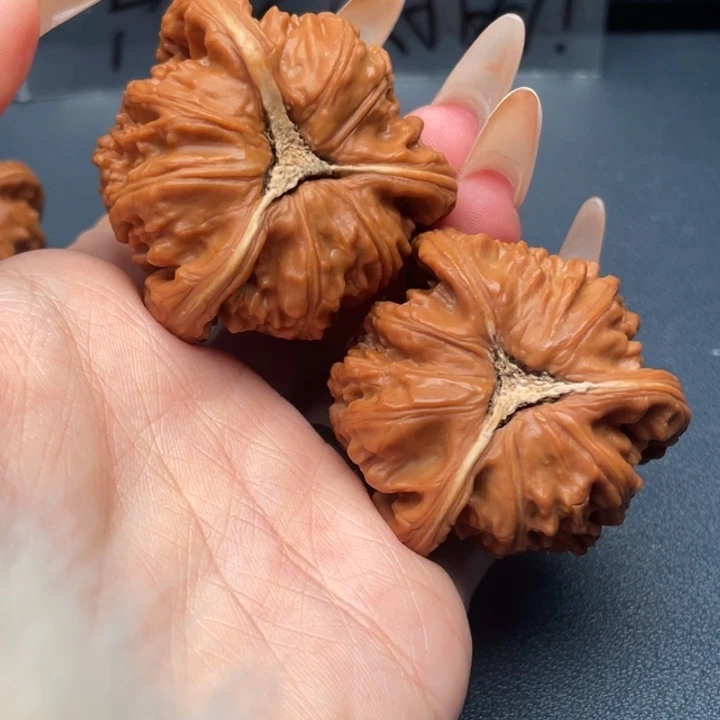 云***蓝吊坠文玩核桃白狮子