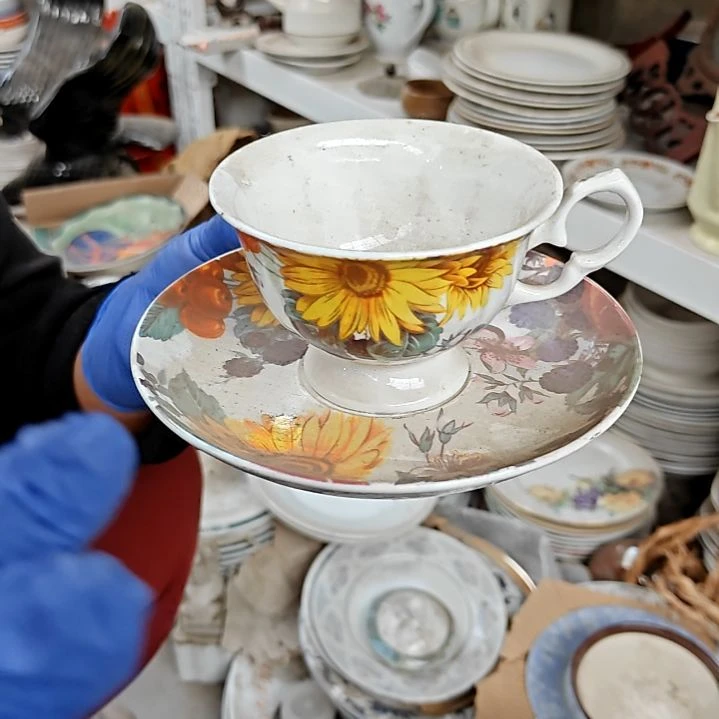 瓷片盘子碗茶壶啥都有