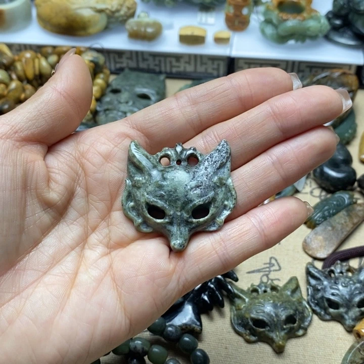 透闪石质玉挂件未镶嵌乖*女