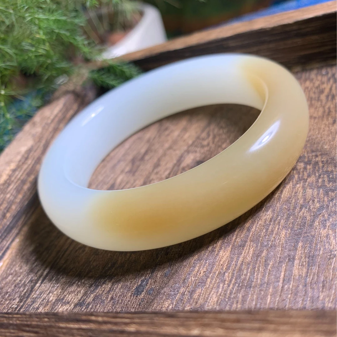 一口糖【糖白•玉镯】精美和田玉糖白手镯，润泽细腻，糖色清新