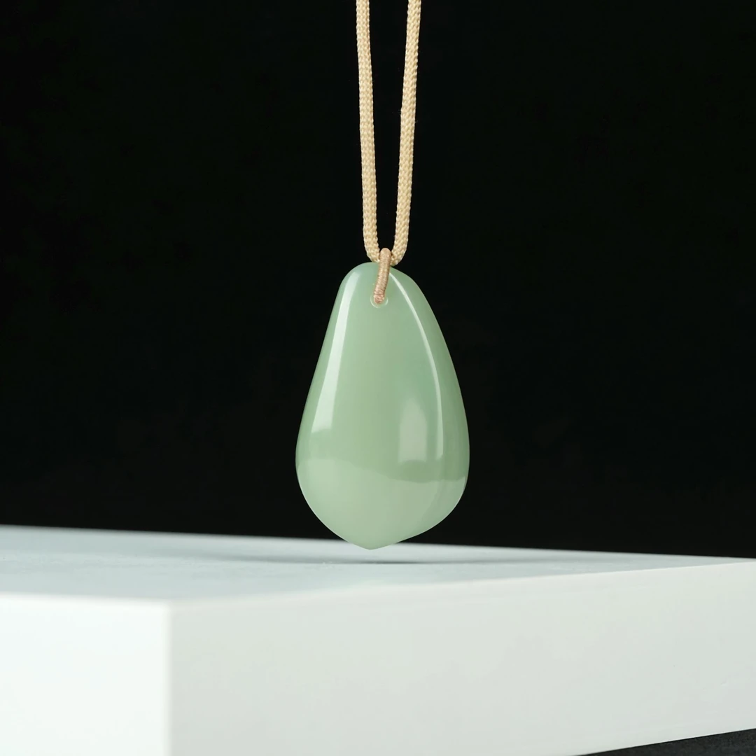 传世级 和田玉色标粉青过灯起荧光吊坠 49*30*14mm± 32克 H20116