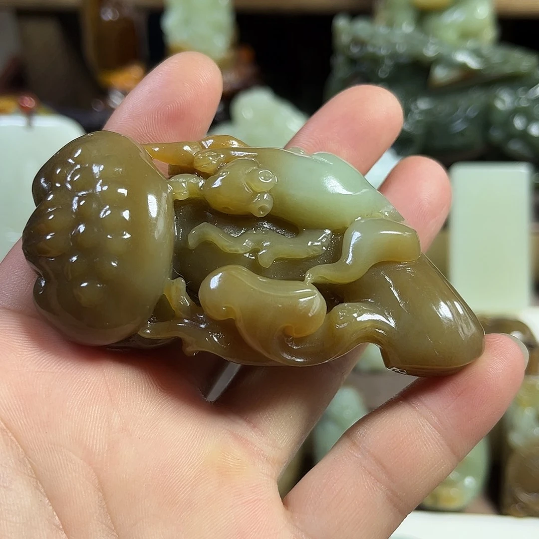就***草和田玉未镶嵌挂件