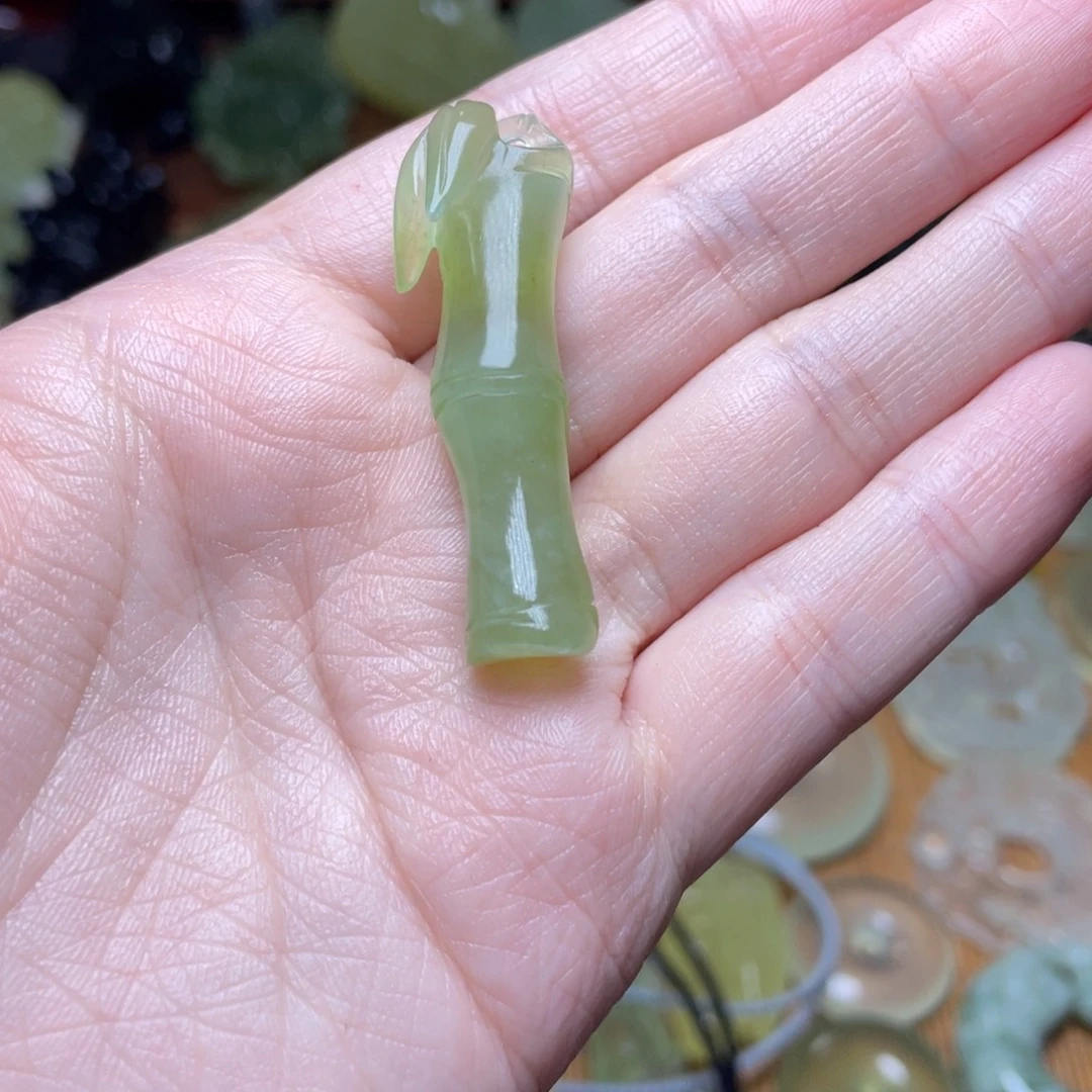 珠***珠蛇纹石玉未镶嵌吊坠