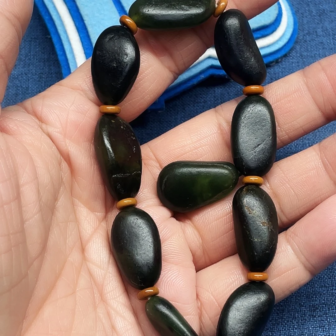 大***弟和田玉未镶嵌颈饰