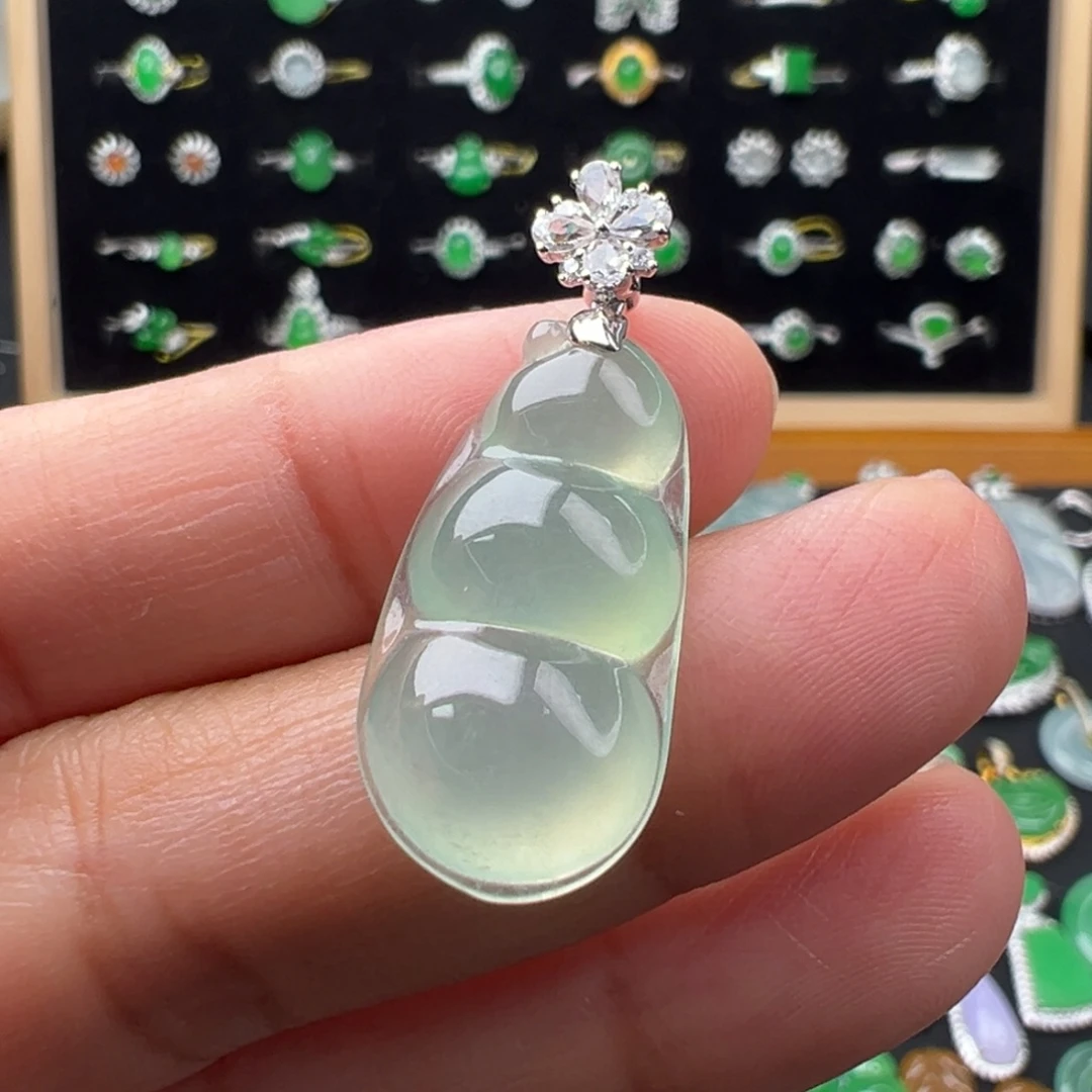 翡翠18K金镶嵌颈饰豆