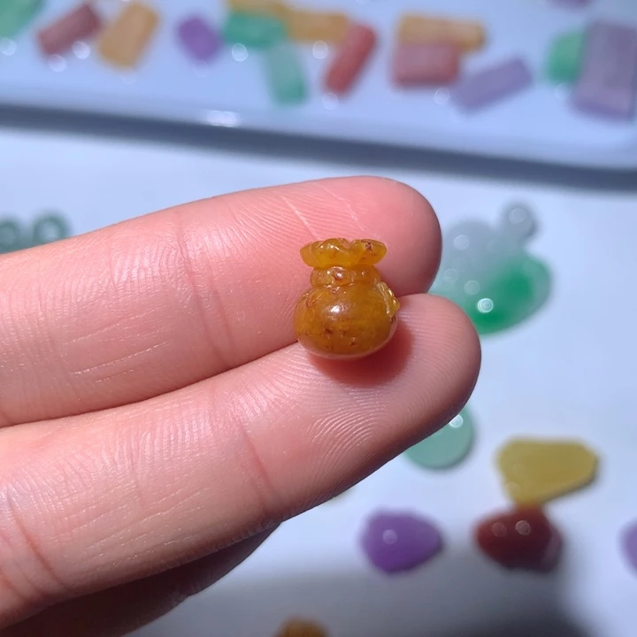 翡翠未镶嵌颈饰挂件