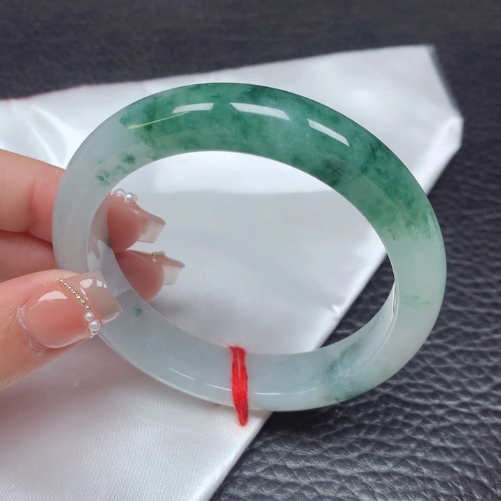 翡翠手镯未镶嵌。