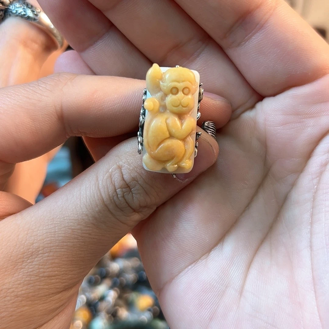 翡翠颈饰未镶嵌二**八