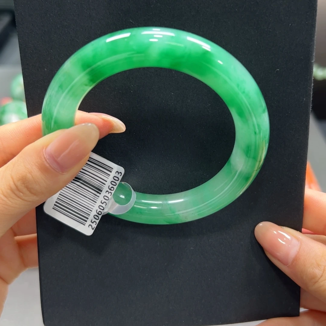 瑞***娜未镶嵌手镯石英质玉（非洲翠）