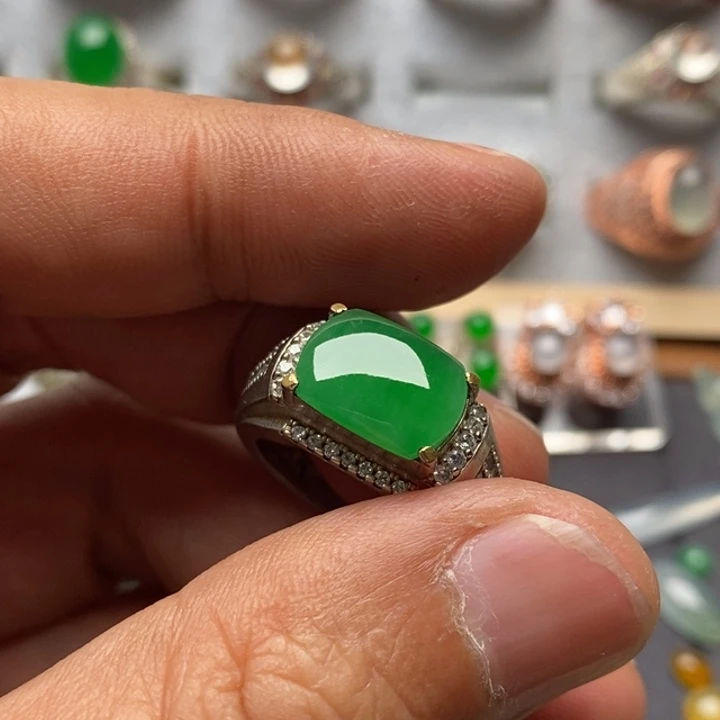 翡翠裸石冰底正绿马鞍12.4*8.5*3.2