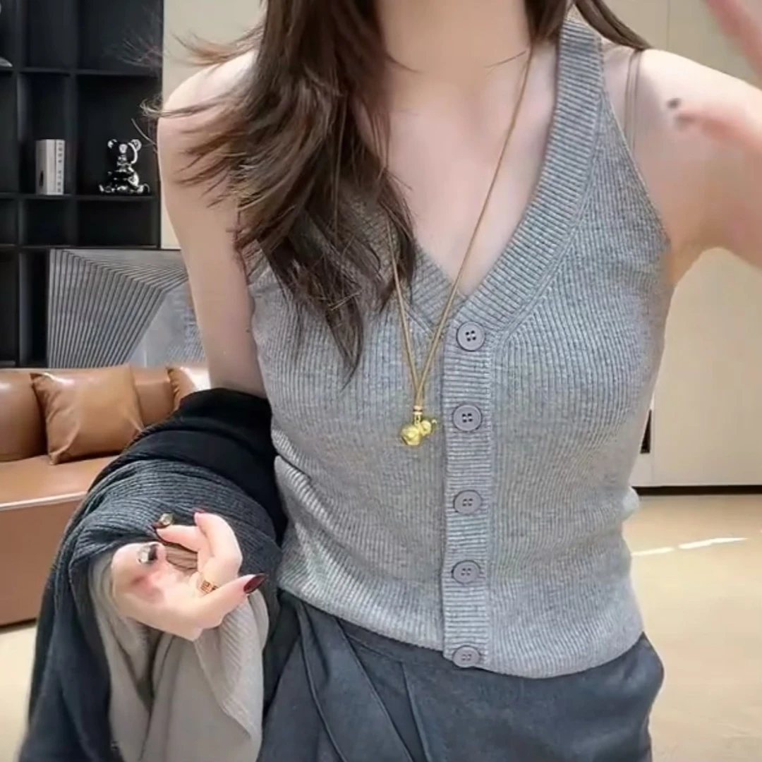 秋季韩系简约外穿显瘦针织背心女2025设计感单排扣通勤内搭上衣