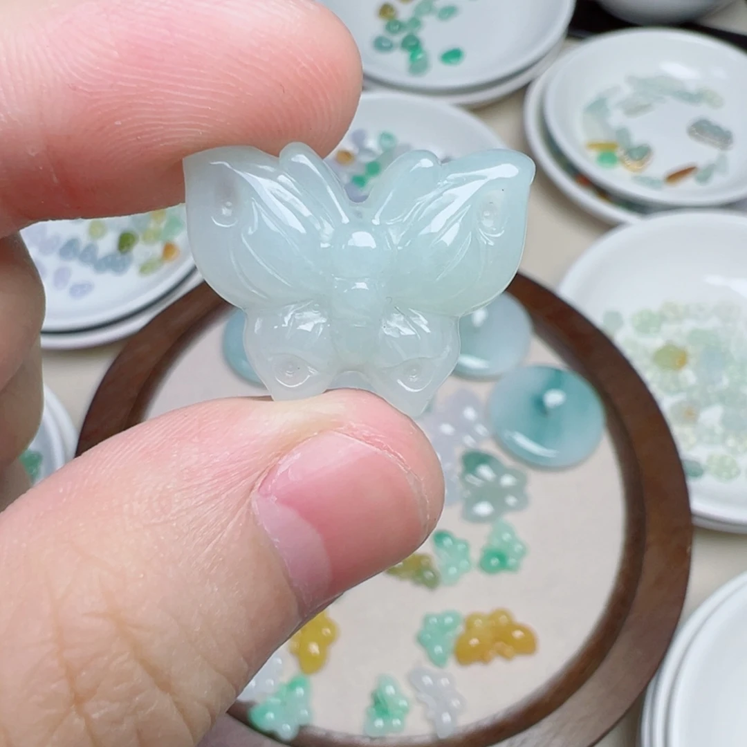 宇***猪翡翠散珠蝴蝶一个