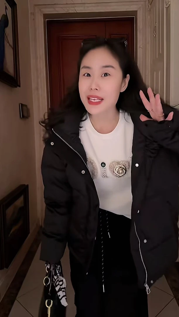 霍梦雪 连帽羽绒服 黑色 A 8630