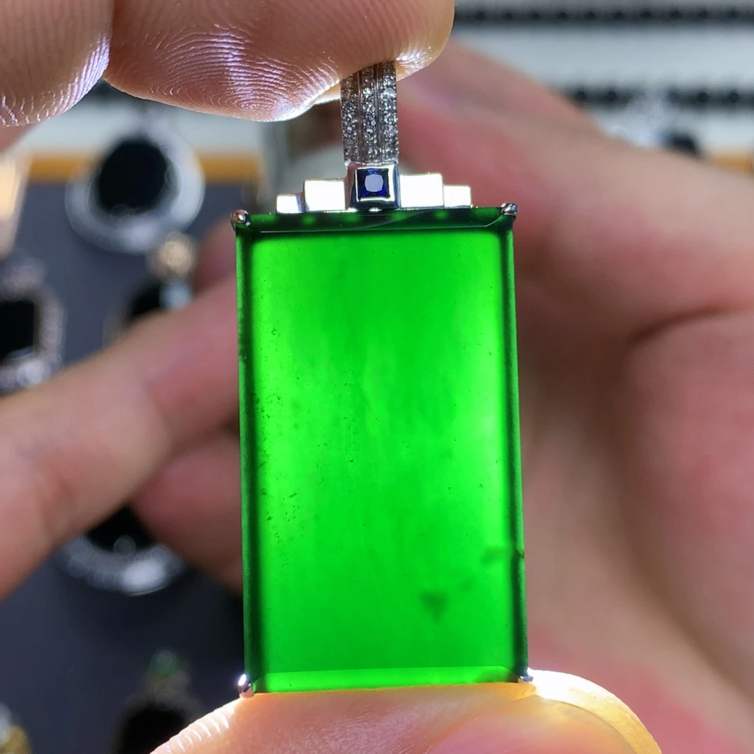 颈饰18K金镶嵌翡翠墨翠无事牌