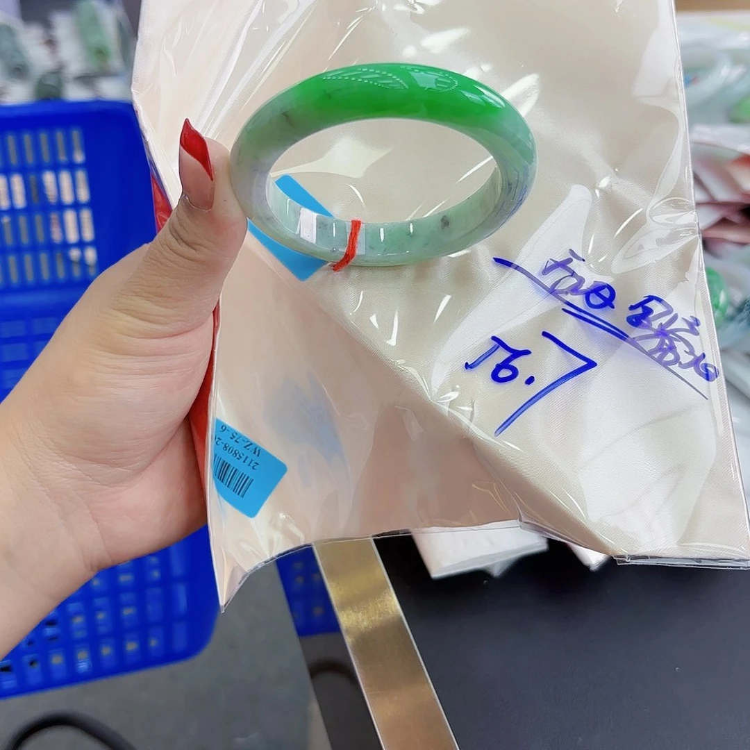 翡翠手镯未镶嵌手镯