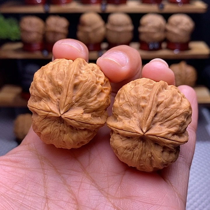 文玩核桃吊坠山奇三棱22