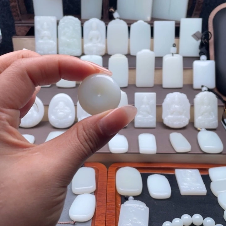 說***諨和田玉未镶嵌颈饰