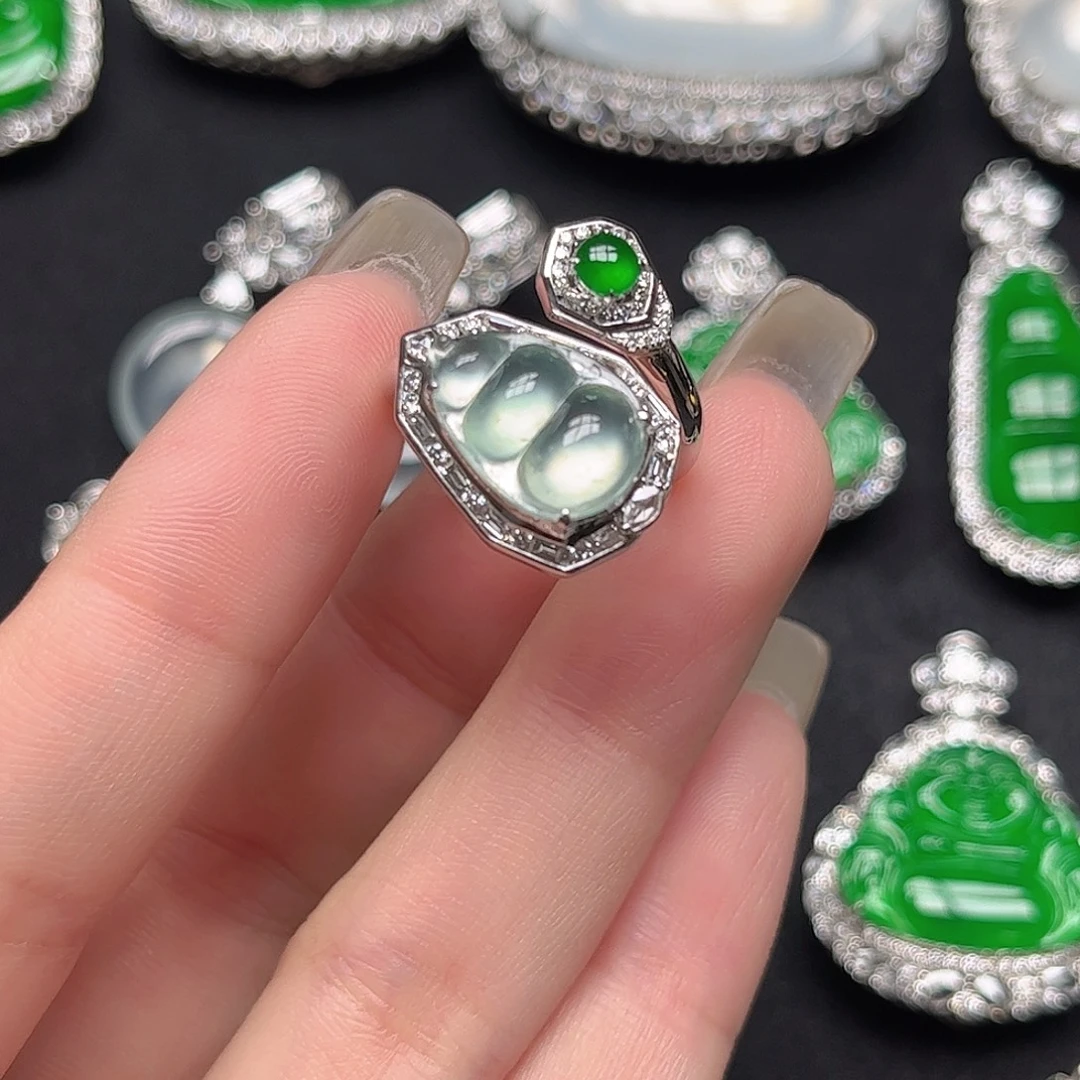 翡翠18K金镶嵌颈饰高冰豆子交叉戒