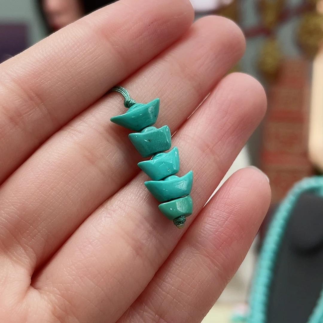 绿松石颈饰未镶嵌