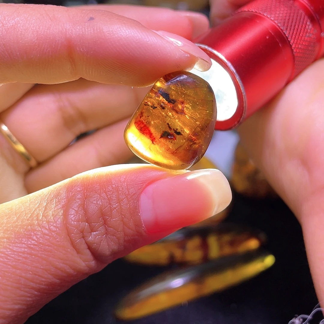 琥珀裸石未镶嵌？