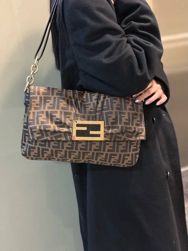 95新 FENDI/芬迪 老花金扣大法棍单肩包
