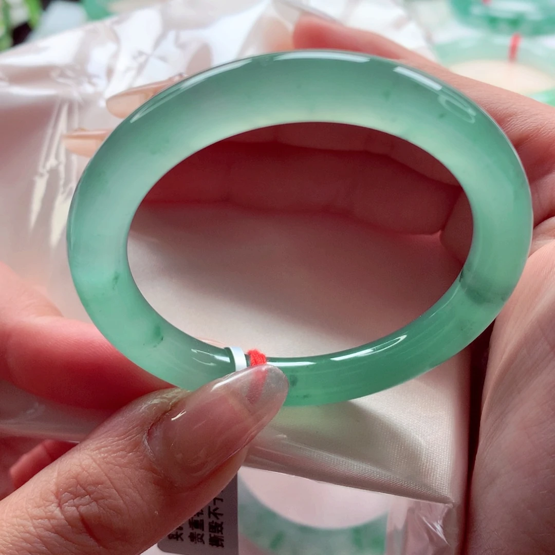 爱***板翡翠未镶嵌手镯灵子高冰绿钢灯泡