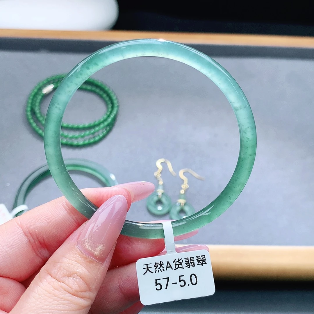 未镶嵌手镯（圆镯）翡翠