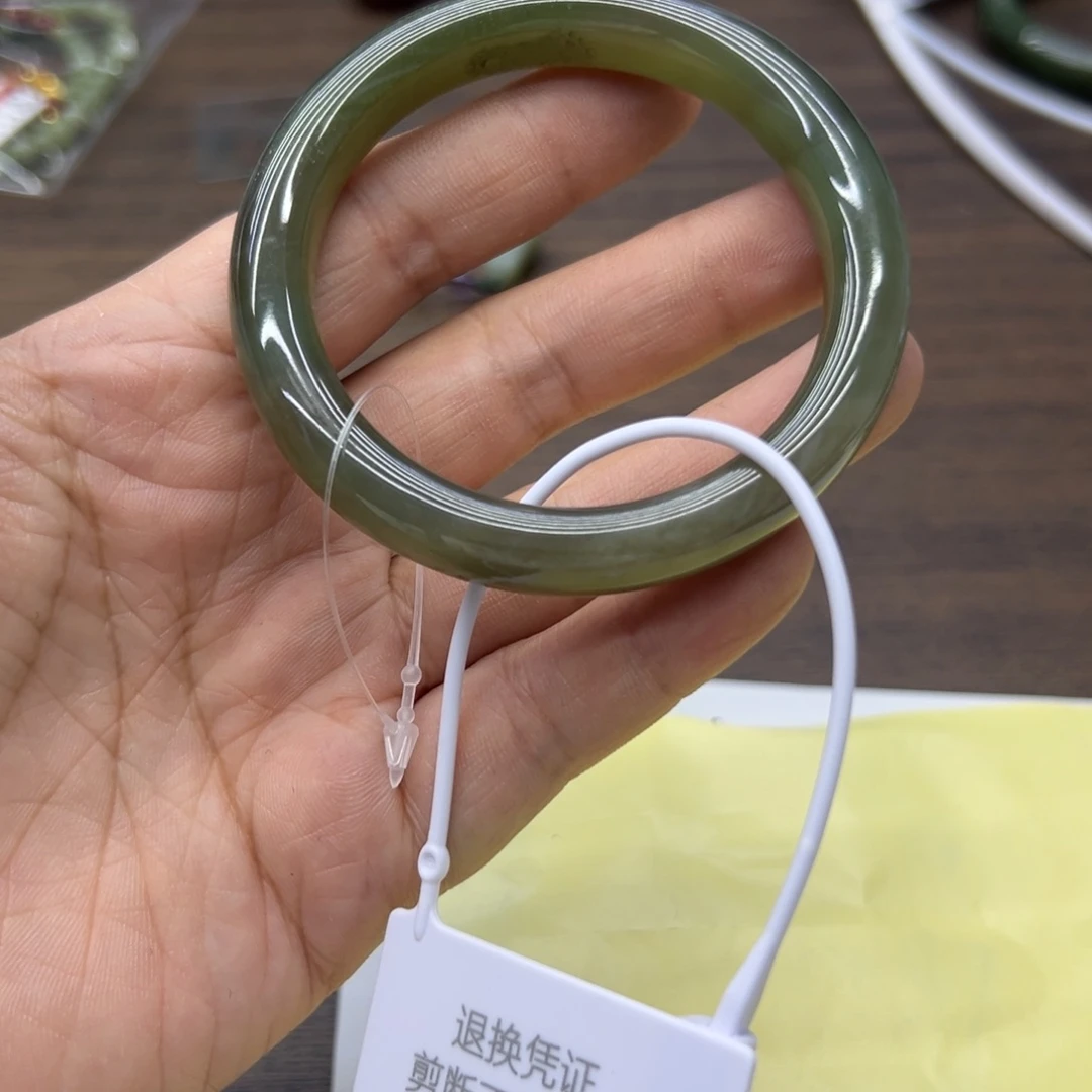 尹***悠和田玉未镶嵌手镯55圈围58