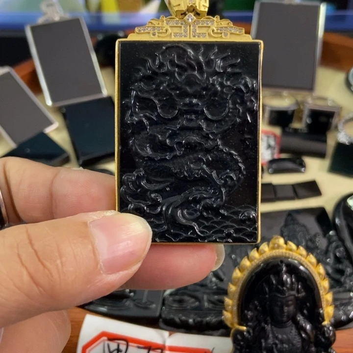 翡翠颈饰未镶嵌墨翠