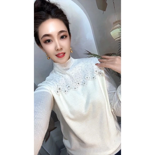 山茶花重工烫钻款立领护颈衫气质时尚款