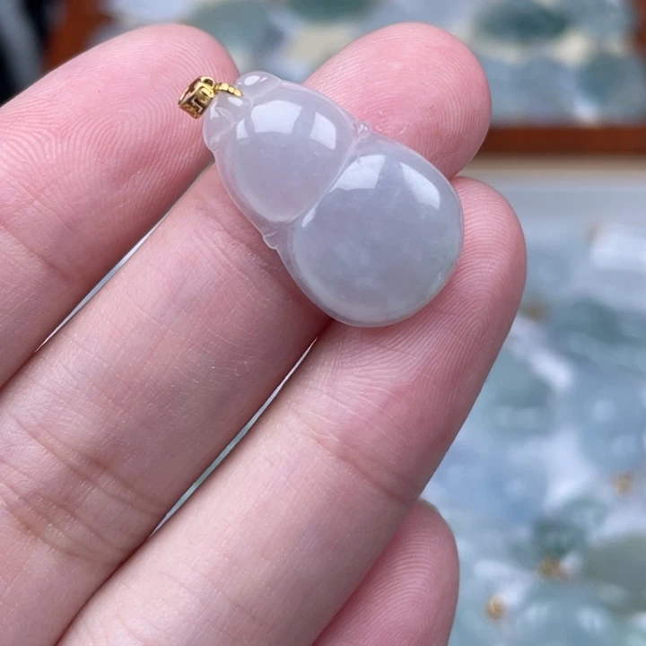 翡翠18K金镶嵌颈饰葫芦