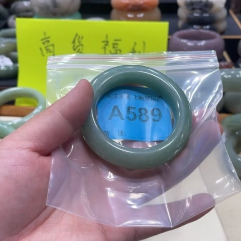 未镶嵌手镯石英质玉L****