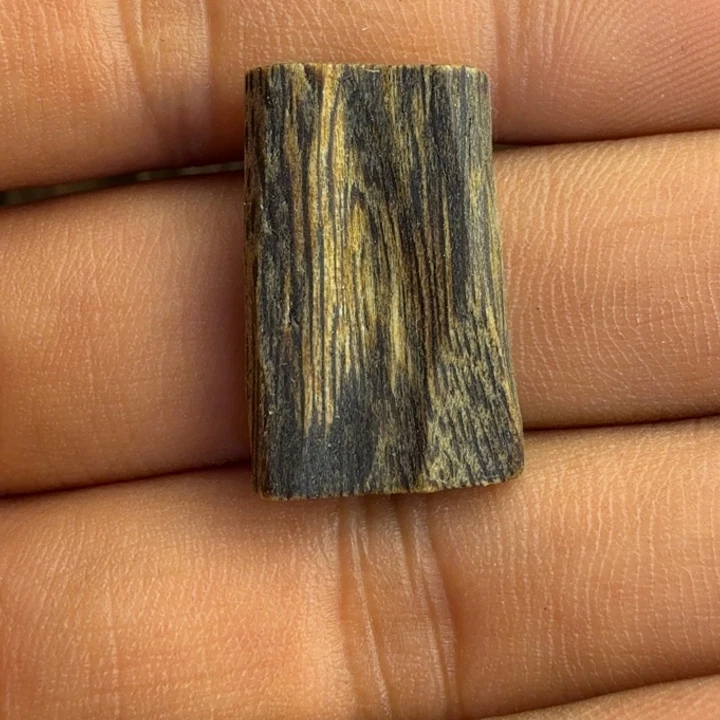 亭***前树脂制品奇楠沉水牌