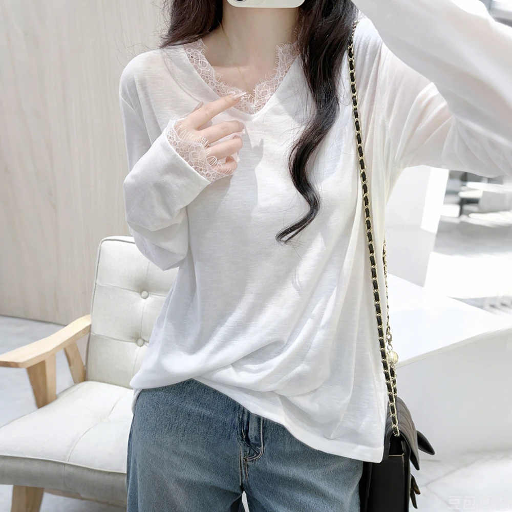 白色竹节棉V领蕾丝边长袖T恤女春季松弛感宽松慵懒风拼接设计上衣