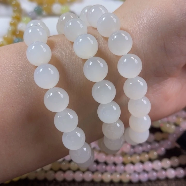 董***媛和田玉未镶嵌手串