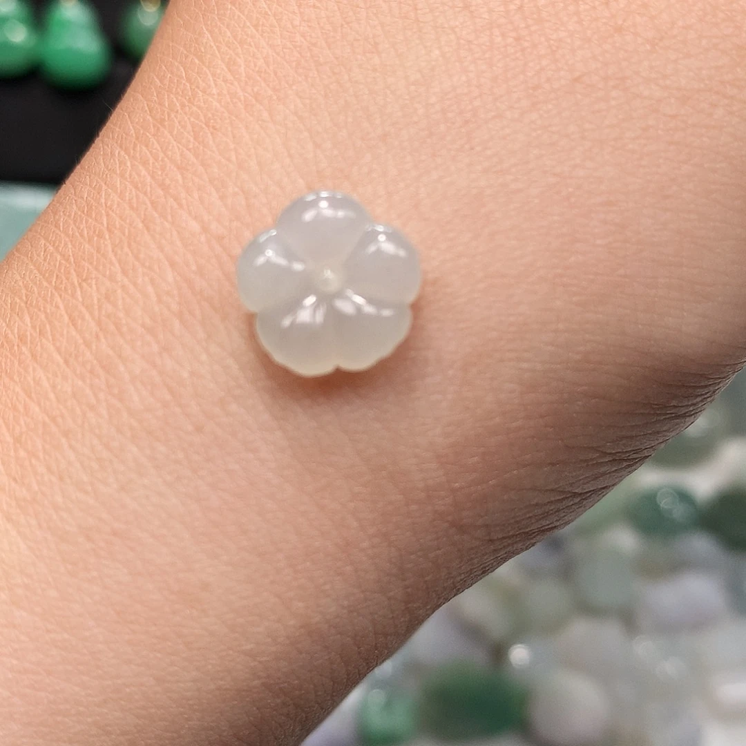 翡翠未镶嵌颈饰花花