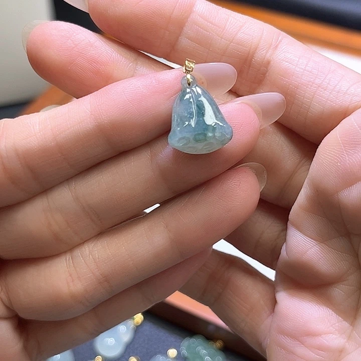 颈饰18K金镶嵌翡翠