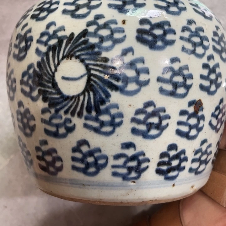 罐谢**馆青花罐子有点小瑕疵