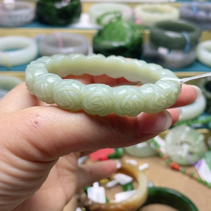 和田玉手镯57圈口。编号30未镶嵌