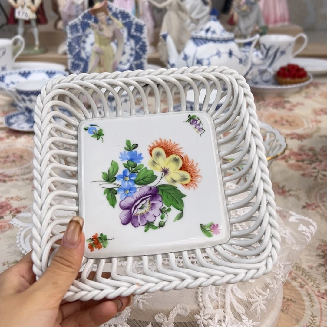 瓷片赫伦缠丝盘。