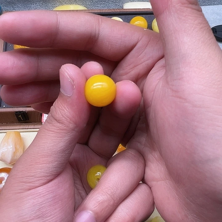 琥珀未镶嵌裸石鸡油黄单珠