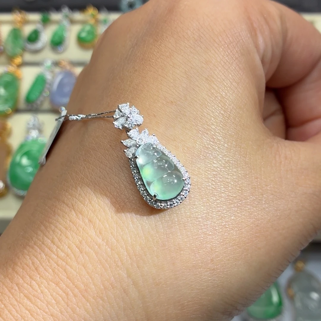 翡翠18K金镶嵌颈饰