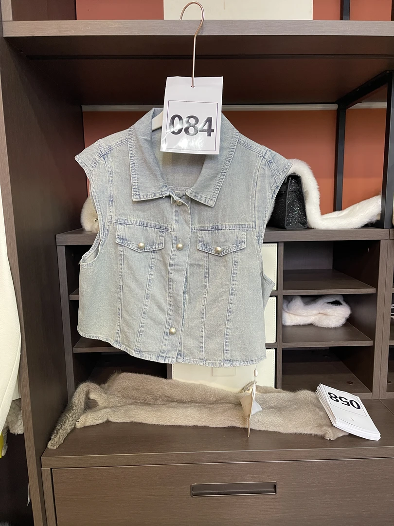 084纽扣马甲单排扣女马夹上衣轻奢纯色春夏休闲女装简约秋季韩版