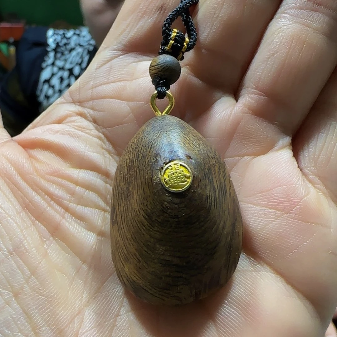 沉香碎屑沉香海南白奇乌身天然瘤疤带绳7克