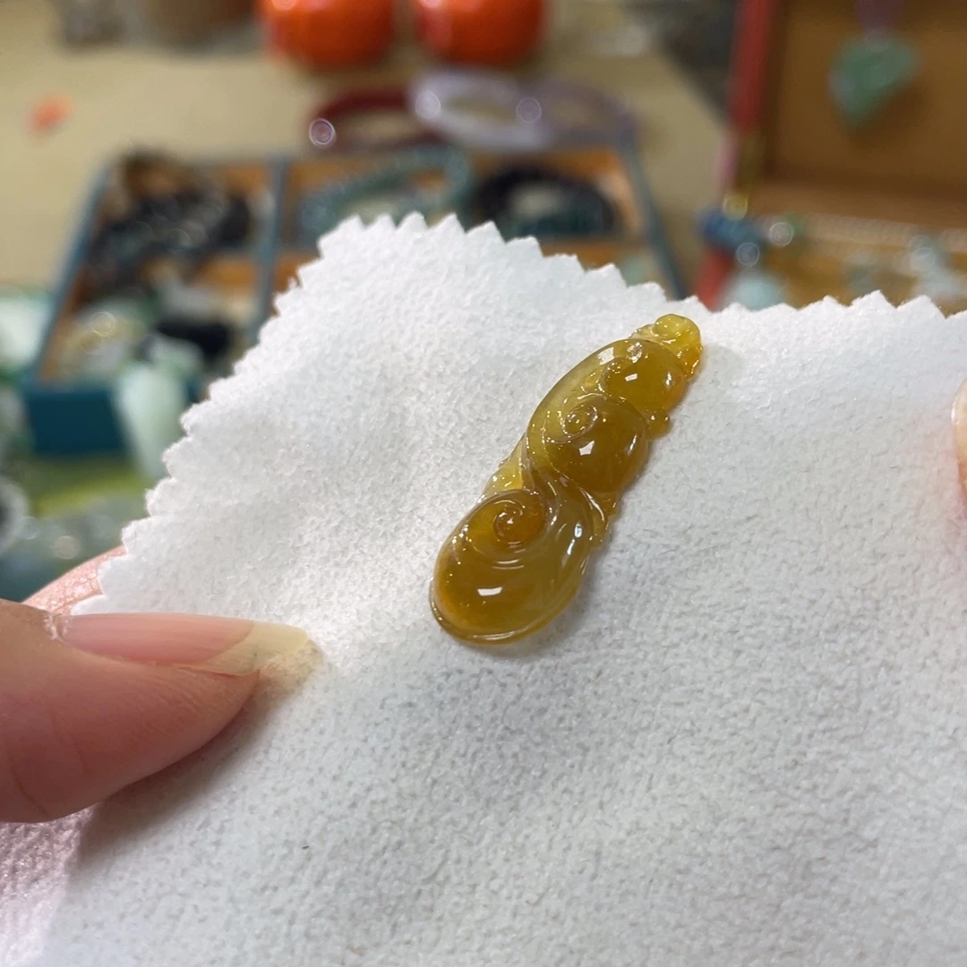 翡翠未镶嵌颈饰如意